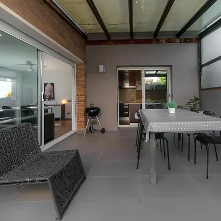 Casa Moderna Con Jardin Y Piscina Privada - - Es-360-1 *