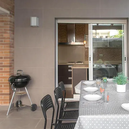 Casa Moderna Con Jardin Y Piscina Privada - - Es-360-1 *